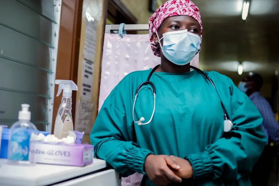 Une professionnelle de santé en tenue médicale dans un service hospitalier