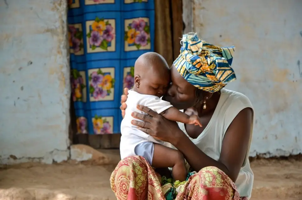 Une mère serre tendrement son bébé dans ses bras